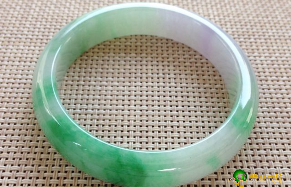 三色翡翠的价钱怎样？讨论一下三色翡翠的特性及发展潜力   第1张