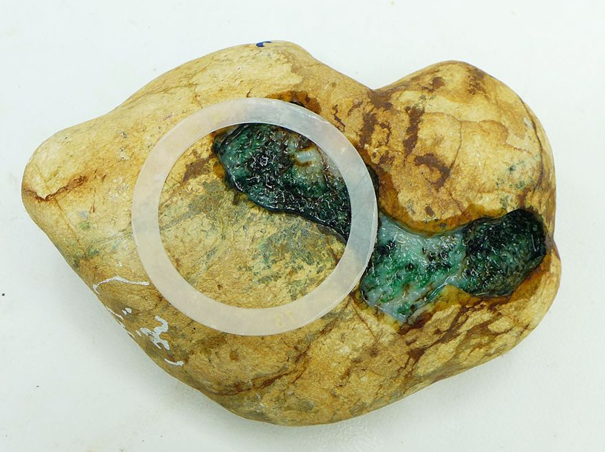 
                好看的皮囊千篇一律，有趣的翡翠万里挑一 ——怪桩翡翠
   第1张