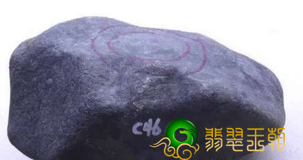 他坚持花2000买下来翡翠翡翠原石，殊不知开窗通风后羡煞许多人！   第1张