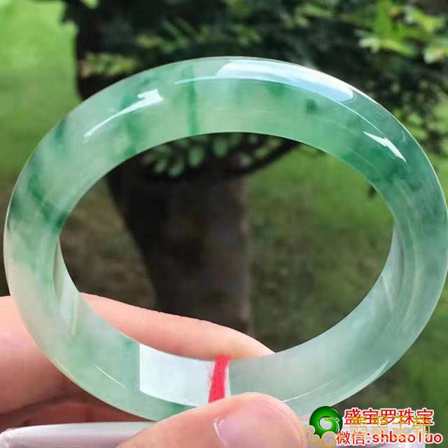 翡翠手镯的寓意怎样？翡翠镯子送礼适合吗   第2张