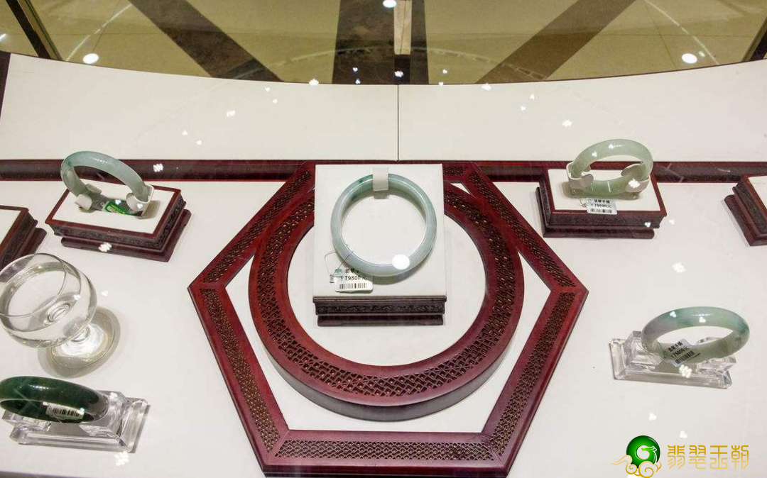 店铺翡翠与门店的翡翠对比哪一个价钱贵?和这好多个要素相关 第2张