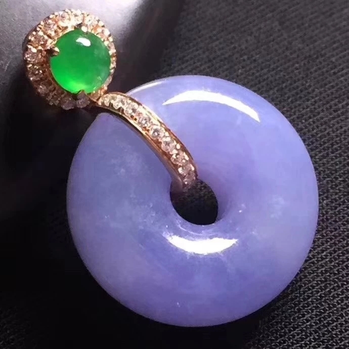 
                翡翠手镯不戴的时候真的要放水里泡着吗？
   第1张