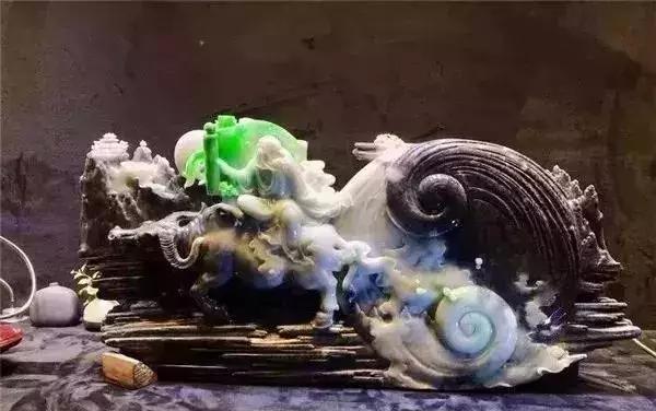 
                翡翠砖头料，大师雕刻给雕活了！！
   第6张