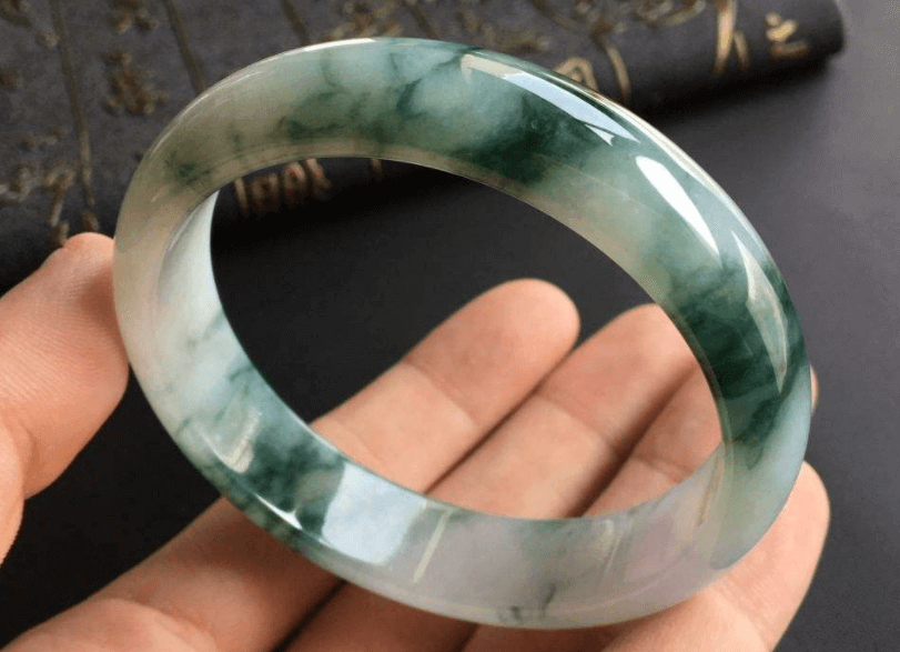 翡翠手镯什么颜色价格比较高？我们来谈谈翡翠手镯的养护技巧   第2张