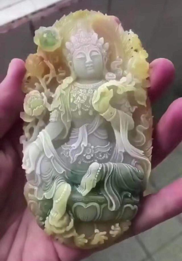 
                翡翠雕刻的色彩运用！什么是翡翠的分色？玉雕中的俏色是什么？
   第3张