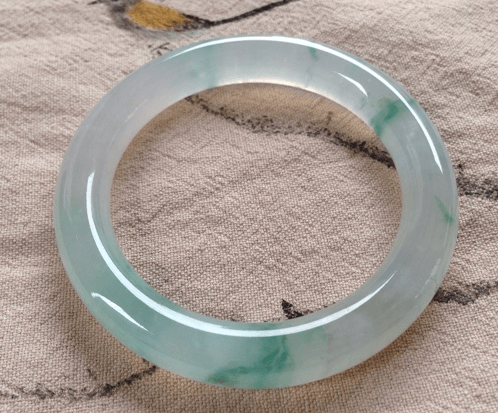 想买个手镯送给心爱的人吗？椭圆翡翠手镯价格我来告诉你！   第2张