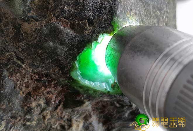 （二）辨别翡翠有什么方法？能够大概分成三种方式来辨别 