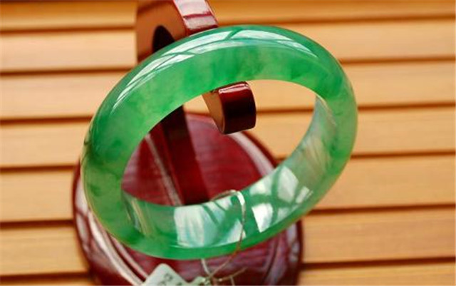 翡翠圆镯和扁镯你选择哪个？讲一讲翡翠手镯的选购技巧！(图文)   第1张