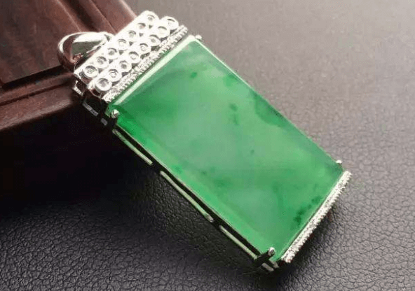 翡翠做无事牌合适吗？这要看翡翠本身的品质怎样(图文)   第1张