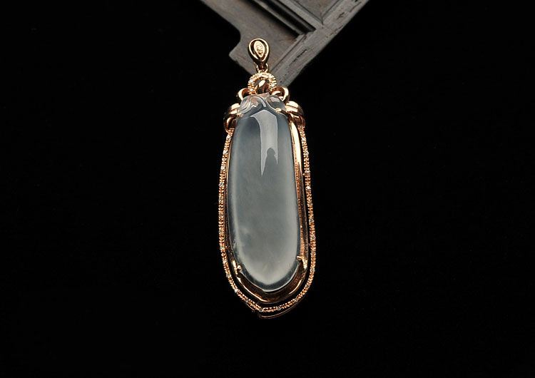 冰种翡翠带色还是不带色好?本文给你答案!(图文) 第1张