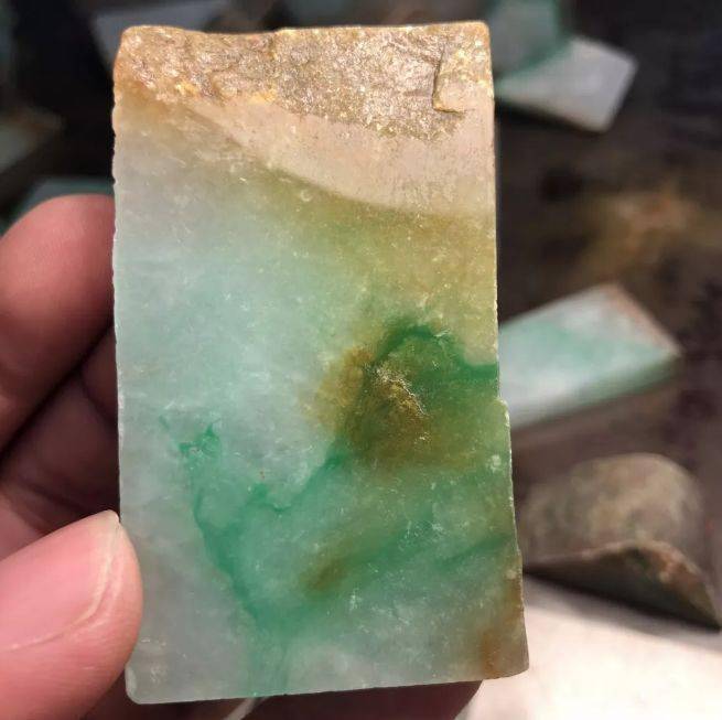 
                一块黄加绿料子从原石到成品的创作过程，这玉雕，绝色仙境！
   第2张