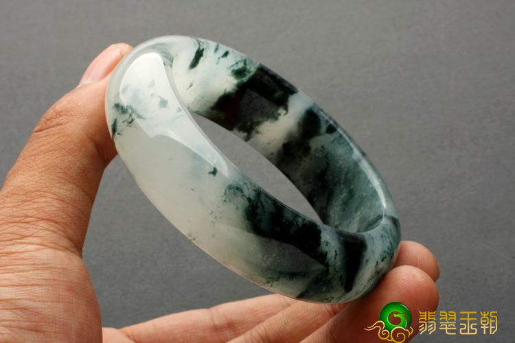度假旅游时花4万买的翡翠翡翠原石，竟然切出了春带彩镯子   第8张