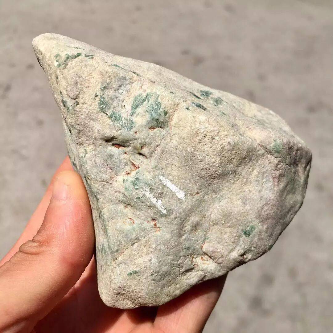 
                5000买下一块全身绿花的翡翠原石，雕琢完成后大家加倍抢着要！
   第1张