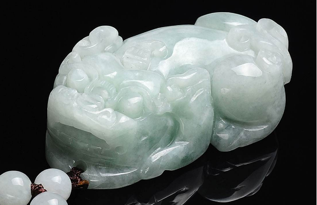 翡翠玉貔貅吊坠有哪些寓意？适合什么人佩戴？   第2张