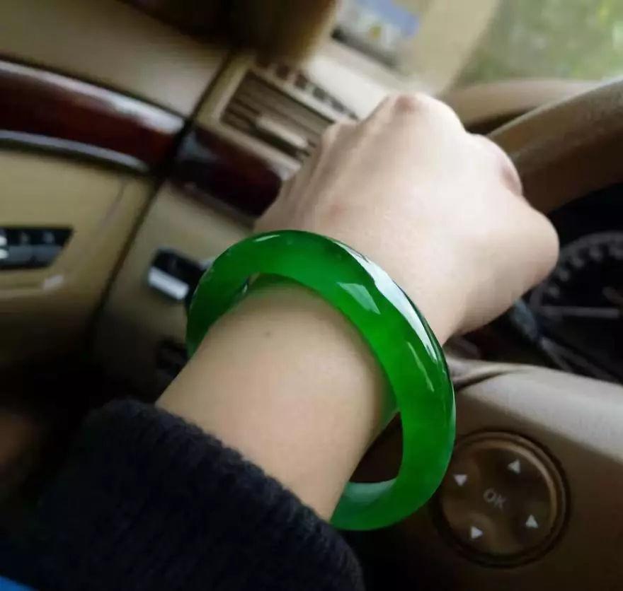 
                满绿翡翠挂件怎么样？翡翠阳绿好还是满绿好？
   第1张