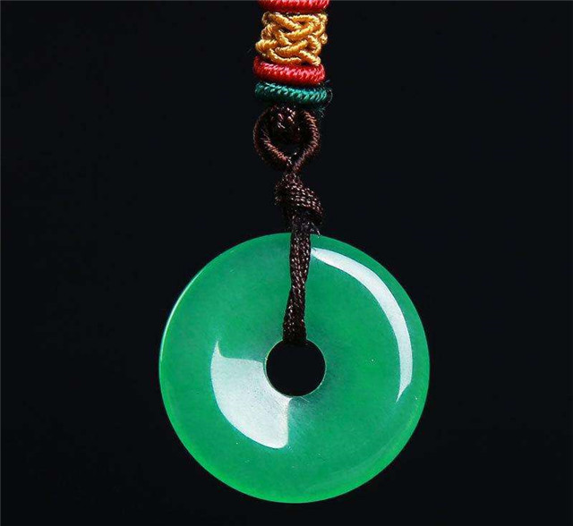 翡翠平安扣寓意是什么？寓意美好深受翠友青睐！(图文)   第2张