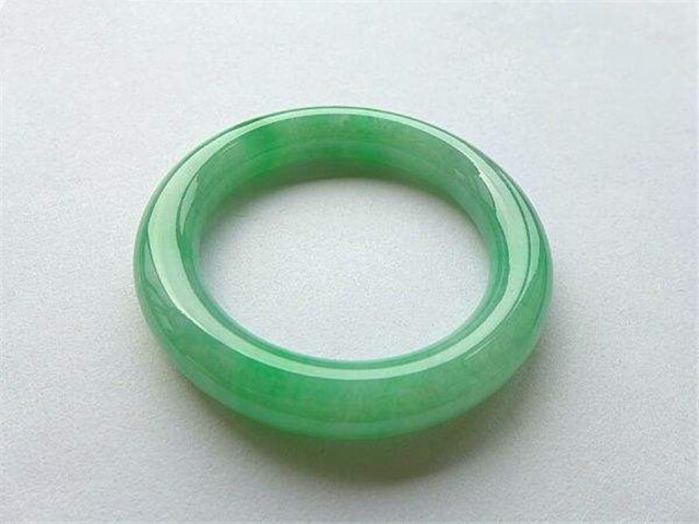什么是阳绿翡翠?阳绿翡翠手镯的价格怎么样? 第2张