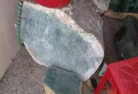 翡翠砖头料透光吗？真实的砖头料原来长这样！   第1张