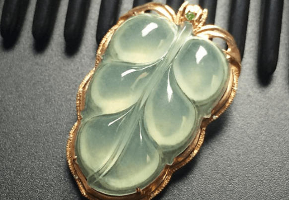 
                晴水翡翠属于什么种？翡翠的种和底有什么联系？
   第2张