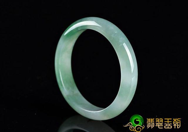 在网上能购到真实的翡翠镯子吗？本文也许能让你参照！   第1张