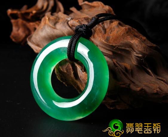 翡翠的喻意有太多太多，你配戴着的翡翠有什么含义呢？   第2张