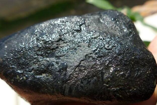 黑乌砂翡翠原石怎么进行分类，这几种都是黑乌砂翡翠赌石哦   第2张