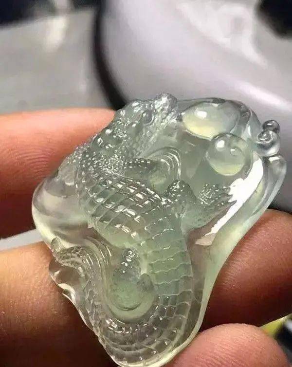 
                8000拿下一块莫西沙精品料，雕刻成品“鳄鱼”栩栩如生！
   第4张