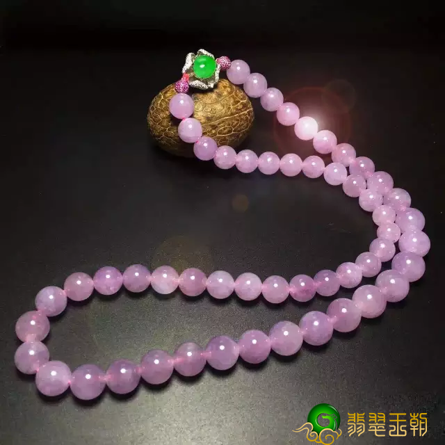 不一样型体的翡翠装饰品喻意也不一样   第2张