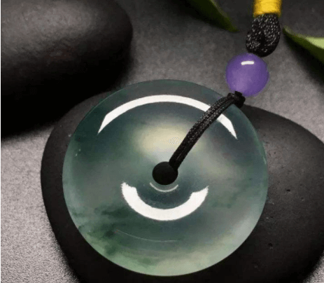 白翡翠吊坠价格会不会很贵？怎么挑？我用一篇文章告诉你！   第3张