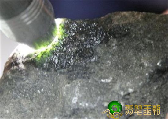 4 种根据皮壳分辨翡翠翡翠赌石“种老”和“种嫩”的方式   第4张