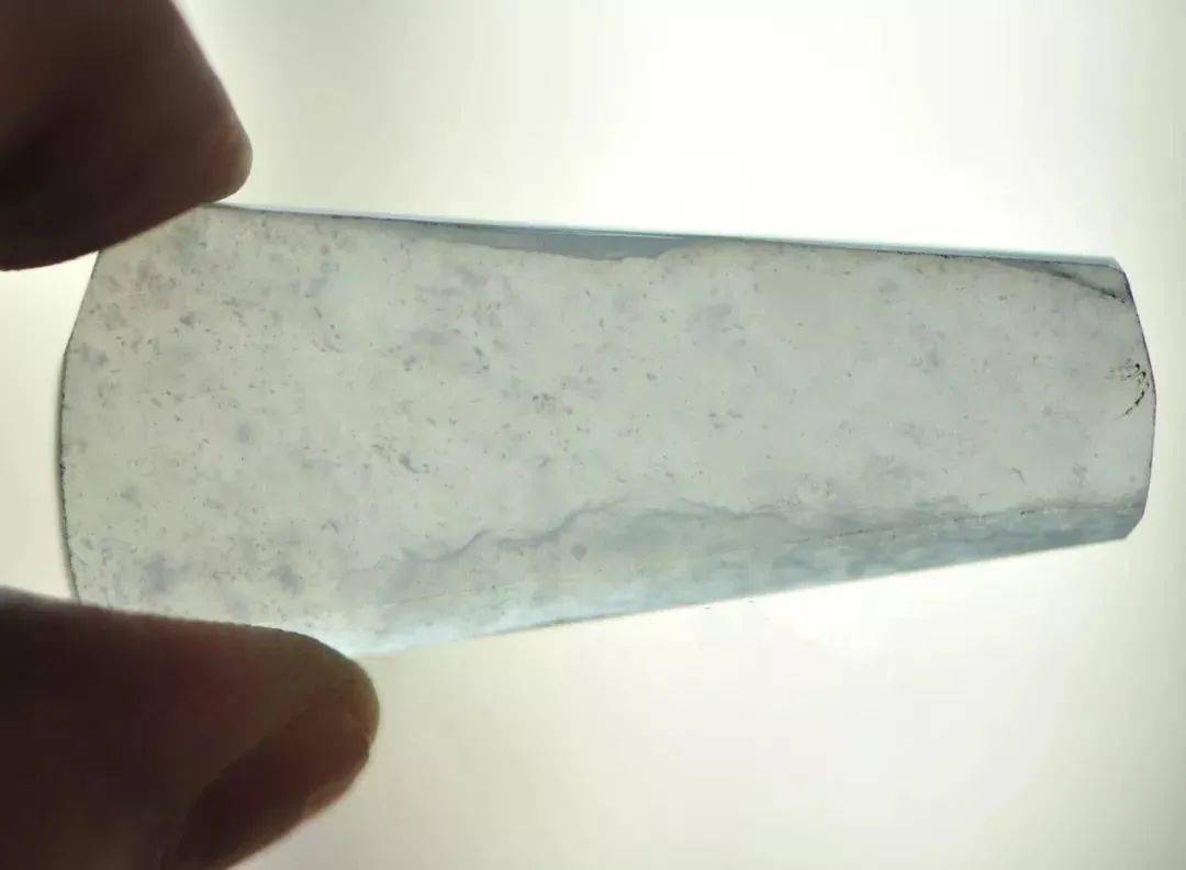 一块冰种翡翠片料,玉雕师设计雕刻后,成品让人垂涎欲滴!
第2张