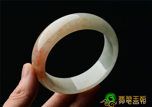 鲜红色的翡翠镯子是真是假?它的价钱高不高! 第1张
