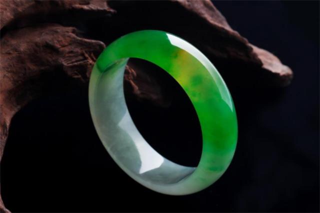 什么样的翡翠手镯好？这四点一定要看清楚！ 