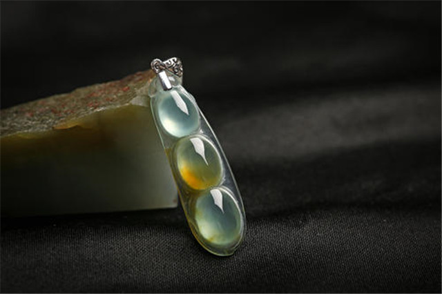 翡翠四季豆有什么寓意？讲一讲佩戴过程如何保养！   第2张