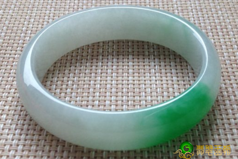 糯种a货翡翠镯子的价钱如何？讨论一下这几种你就知道了   第1张