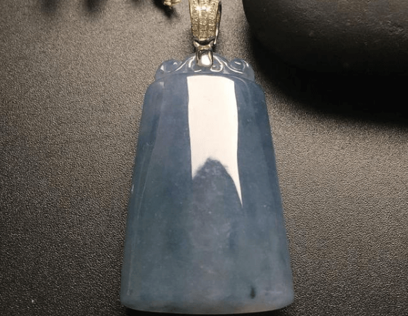 翡翠无事牌尺寸规格有什么要求?它的雕刻并不是真的“无饰”! 第3张