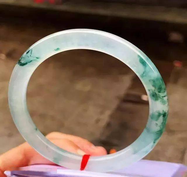 
                飘花翡翠一定比无飘花翡翠贵吗？这可不一定
   第2张