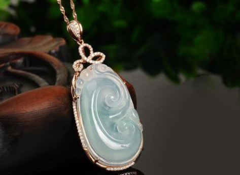 白翡翠吊坠价格会不会很贵？怎么挑？我用一篇文章告诉你！   第1张