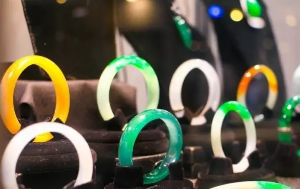 不会选购翡翠手镯?看完这篇文章就懂了
第1张