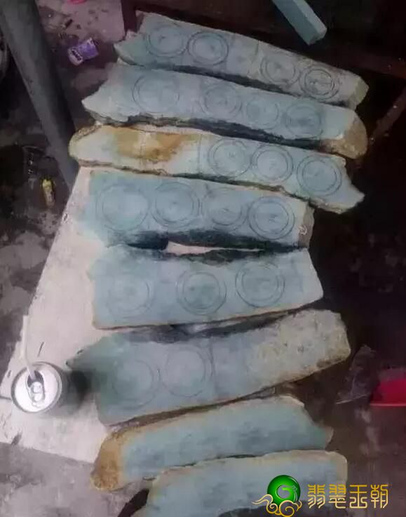 度假旅游时花4万买的翡翠翡翠原石，竟然切出了春带彩镯子   第5张