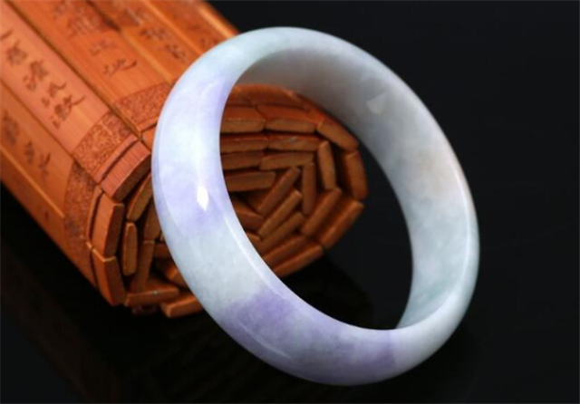 翡翠手镯里面会有气泡吗？出现这种现象可要小心了！   第1张