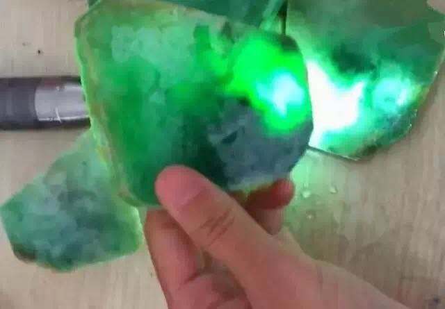 翡翠翡翠色料切开 翡翠色料切开图   第1张