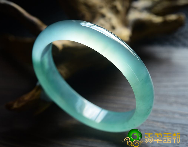老翡翠镯子的价钱如何？它的价钱受哪些要素危害？   第3张