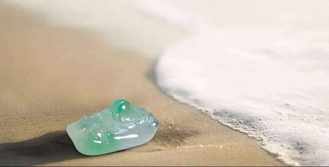 
                美鉴丨成于人匠，翡翠的天成之美
   第2张