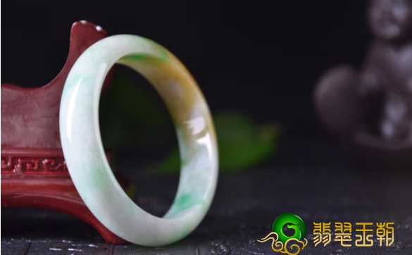 翡翠知识要点：“偏色一分，差价十倍”的叫法恰当吗？   第1张