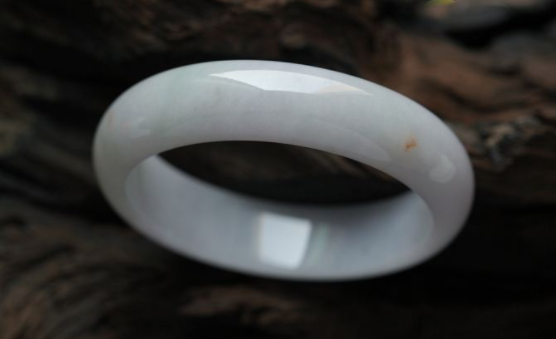 如何鉴别翡翠手镯真假？最好记住这“三不买”原则！   第2张