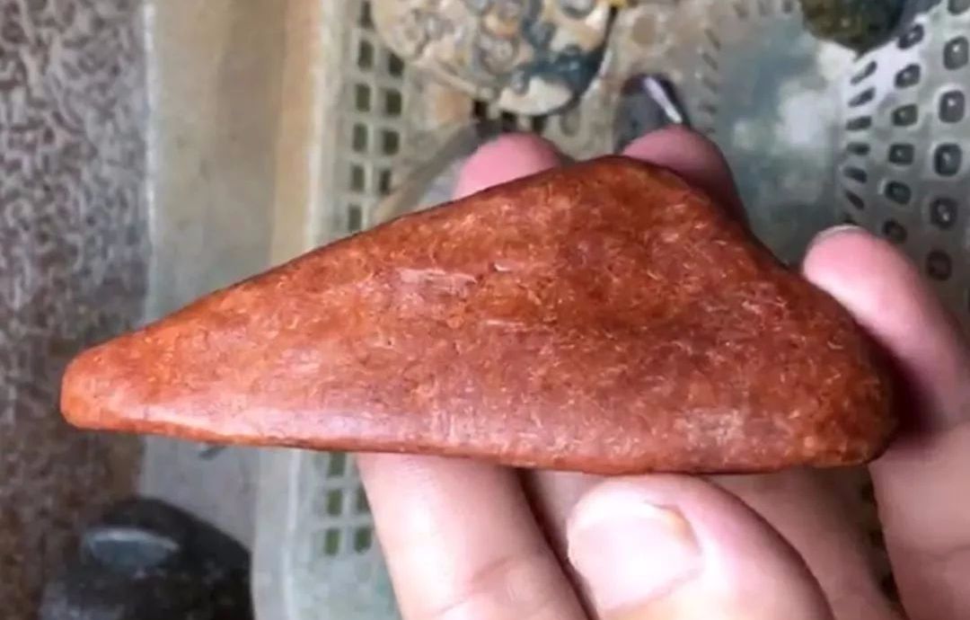 
                3500拿下的红翡原石，去皮干巴巴，雕刻后蜕变金蟾戏珠！
   第5张