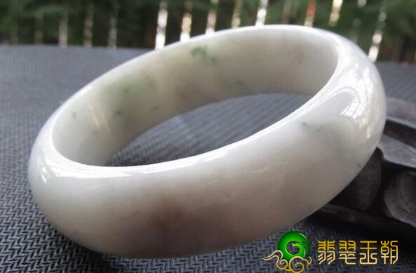 A货木那料玉镯子有着古典风格灵韵，造成你留意的是它细致的表面還是别的？   第1张