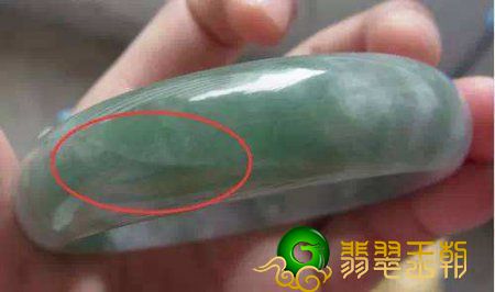 翡翠手镯有石纹能买吗？有石纹的翡翠手镯还值钱吗   第3张
