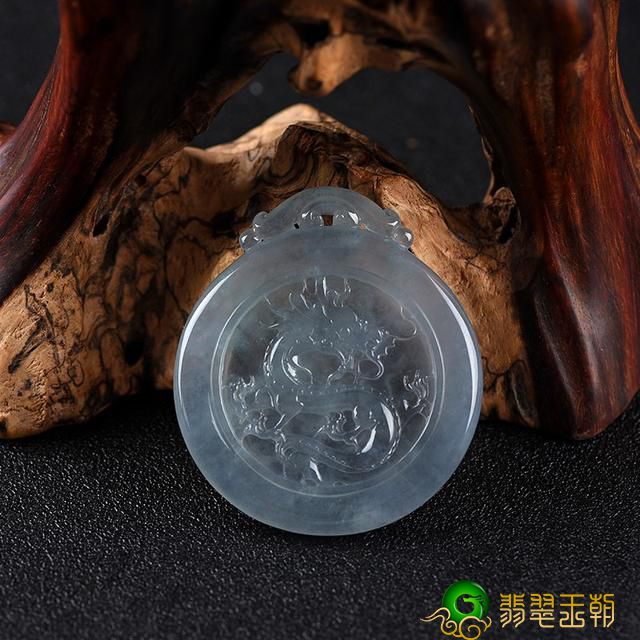 千姿百态的翡翠龙牌都代表什么寓意？   第2张